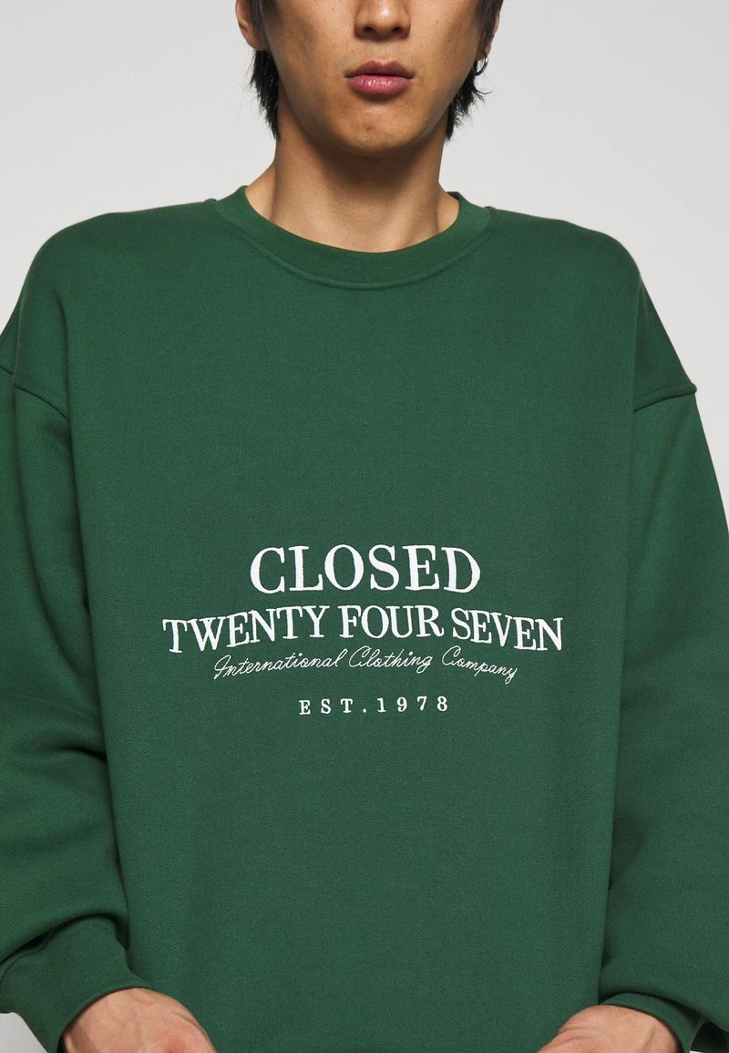 CLOSED Homme CLASSIC EMBROIDERY CREWNECK Sweatshirt Fir Green 8 CLOSED Homme CLASSIC EMBROIDERY CREWNECK Sweatshirt Fir Green – Image 6