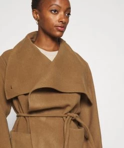 CLOSED ELVY BELTED COAT FUNNEL NECK Manteau Court Dark Tan Femme 11 CLOSED ELVY BELTED COAT FUNNEL NECK Manteau Court Dark Tan Femme -Promos CLOSED Magasin 076f229014d74cabb9e442d7da9ac546
