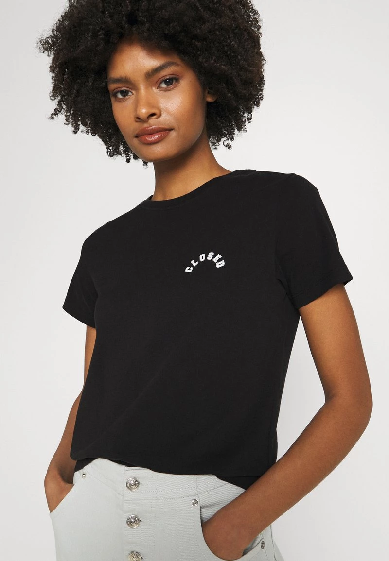 CLOSED Femme CREW NECK WITH LOGO ON CHEST T Shirt Imprimé Black 3 CLOSED Femme CREW NECK WITH LOGO ON CHEST T Shirt Imprimé Black