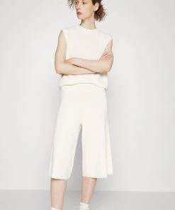 CLOSED CULOTTES Short Ivory Femme 11 CLOSED CULOTTES Short Ivory Femme -Promos CLOSED Magasin 1554597577ca4357a96d4df9d4d345b0