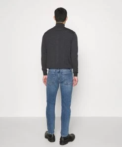 CLOSED UNITY Jean Slim Mid Blue Homme 10 CLOSED UNITY Jean Slim Mid Blue Homme -Promos CLOSED Magasin 16bd66fd37d24dfbab24d965b64c7600