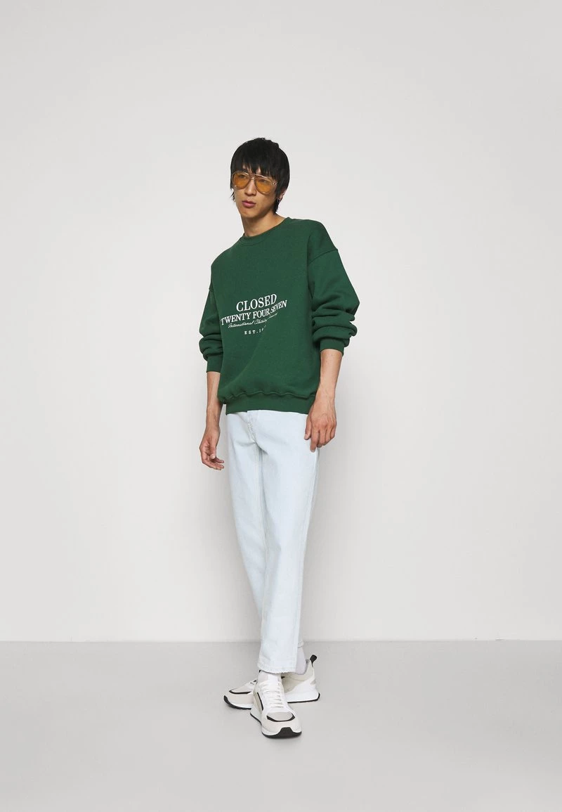 CLOSED Homme CLASSIC EMBROIDERY CREWNECK Sweatshirt Fir Green 4 CLOSED Homme CLASSIC EMBROIDERY CREWNECK Sweatshirt Fir Green – Image 2