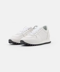 CLOSED Femme PEPPER Baskets Basses White 11 CLOSED Femme PEPPER Baskets Basses White -Promos CLOSED Magasin 1a22f14558264c54a9c34648fcf656af