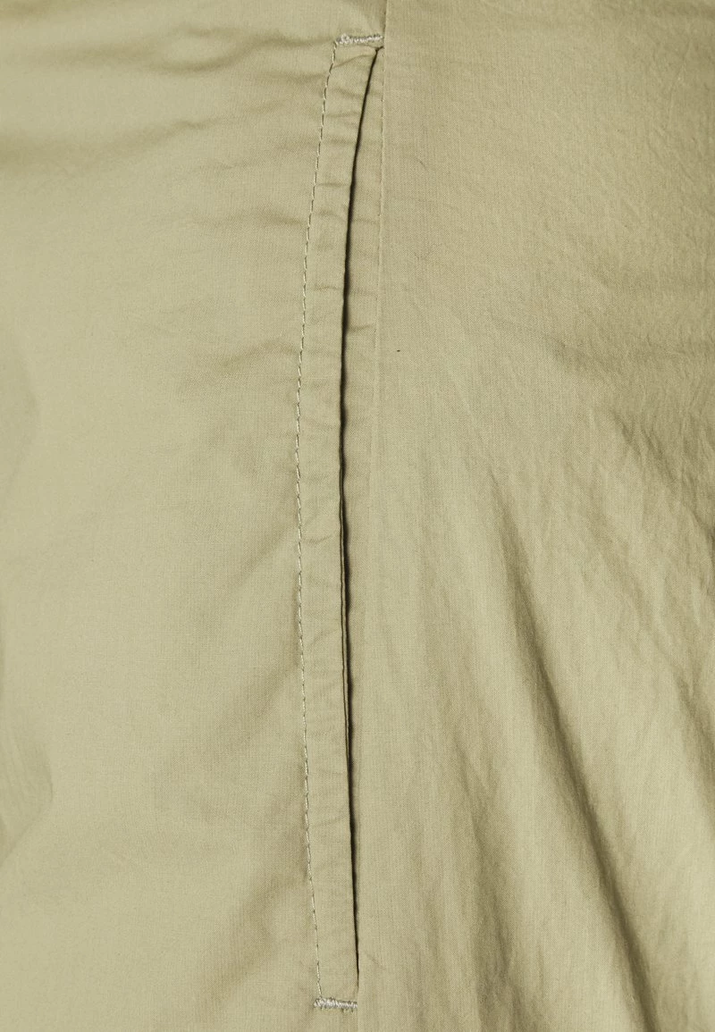 CLOSED LUDWIG Pantalon Classique Green Bark Femme 5 CLOSED LUDWIG Pantalon Classique Green Bark Femme – Image 3