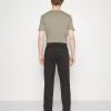 CLOSED Homme ATELIER TAPERED Chino Black 2 CLOSED Homme ATELIER TAPERED Chino Black -Promos CLOSED Magasin 1e35c42f42bb456e8695b009a089df9c