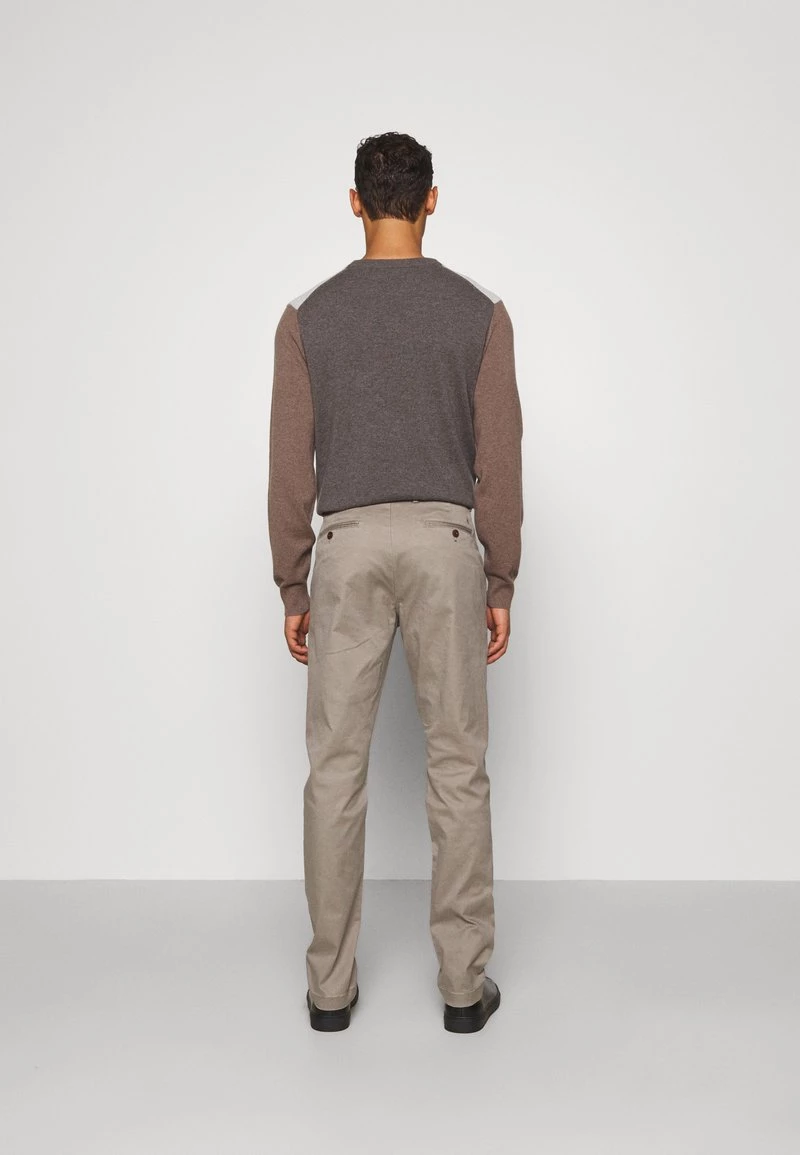 CLOSED ATELIER TAPERED Chino Muddy Beige Homme 5 CLOSED ATELIER TAPERED Chino Muddy Beige Homme – Image 3