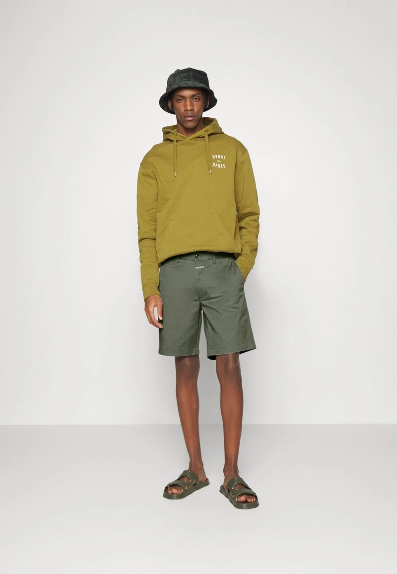 CLOSED CLASSIC Short Dried Basil Homme 4 CLOSED CLASSIC Short Dried Basil Homme – Image 2