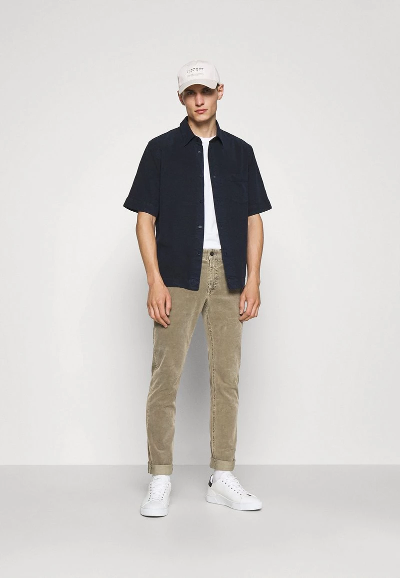 CLOSED UNITY SLIM Pantalon Classique Muddy Beige Homme 4 CLOSED UNITY SLIM Pantalon Classique Muddy Beige Homme – Image 2