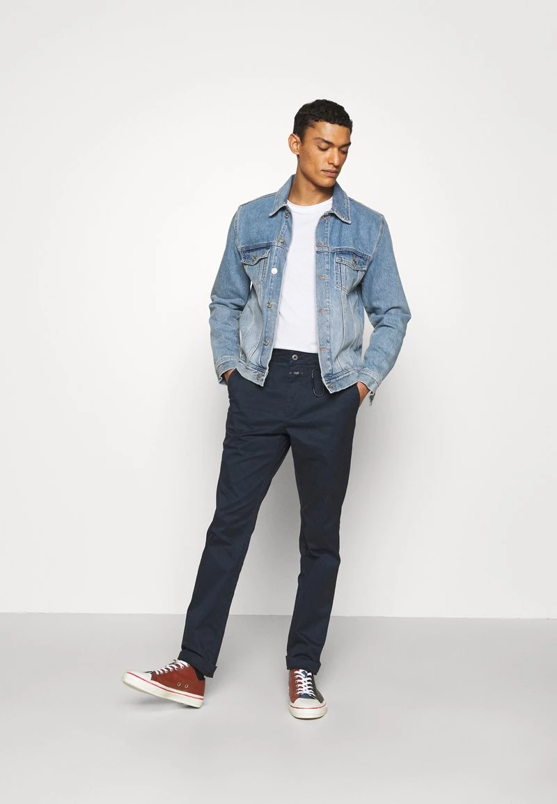 CLOSED ATELIER TAPERED Chino Dark Night Homme 4 CLOSED ATELIER TAPERED Chino Dark Night Homme – Image 2