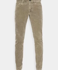 CLOSED UNITY SLIM Pantalon Classique Muddy Beige Homme 10 CLOSED UNITY SLIM Pantalon Classique Muddy Beige Homme -Promos CLOSED Magasin 2c17d856e9534b8593a013106d559f4c