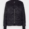 CLOSED SHORT QUILTED JACKET Blouson Bomber Black Femme 1 CLOSED SHORT QUILTED JACKET Blouson Bomber Black Femme -Promos CLOSED Magasin 2cac7a052ae6468c832d7a14a4bdcf6e