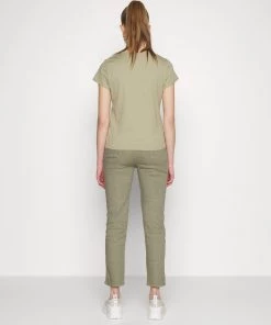 CLOSED PEDAL PUSHER Pantalon Classique Dried Basil Femme 9 CLOSED PEDAL PUSHER Pantalon Classique Dried Basil Femme -Promos CLOSED Magasin 2d508dee82934bae8b7df095f2925c5d