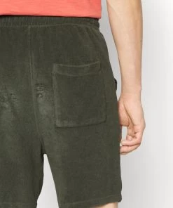 CLOSED Homme Short Dried Basil 13 CLOSED Homme Short Dried Basil -Promos CLOSED Magasin 301c55e01ffb44d48adf5d16bd743ca2