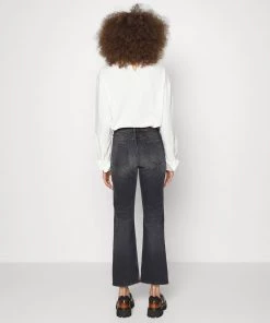 CLOSED BAYLIN Jean Flare Dark Grey Femme 9 CLOSED BAYLIN Jean Flare Dark Grey Femme -Promos CLOSED Magasin 4098b6f04a074b5997bbaf5635ae3eb0