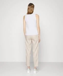 CLOSED TANKTOP Débardeur White Femme 11 CLOSED TANKTOP Débardeur White Femme -Promos CLOSED Magasin 4610557660e247a88aa3b4063fecec80