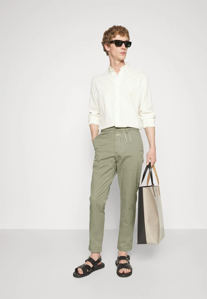 CLOSED ATELIER TAPERED Chino Dried Basil Homme 4 CLOSED ATELIER TAPERED Chino Dried Basil Homme – Image 2