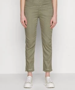 CLOSED PEDAL PUSHER Pantalon Classique Dried Basil Femme