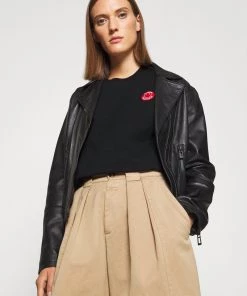 CLOSED WOMEN'S T Shirt Basique Black Femme 13 CLOSED WOMEN'S T Shirt Basique Black Femme -Promos CLOSED Magasin 4b8fd4e3c32d4c31bbdee4ec69ccdec3