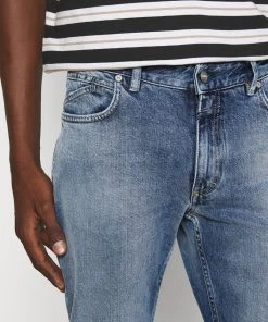 CLOSED UNITY Jean Slim Light Blue Homme 18 CLOSED UNITY Jean Slim Light Blue Homme -Promos CLOSED Magasin 4d5c223bf8834f25949e92a4758b76cb