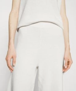 CLOSED CULOTTES Short Ivory Femme 13 CLOSED CULOTTES Short Ivory Femme -Promos CLOSED Magasin 53fade74f89a4230a0099cd18c7e32b8