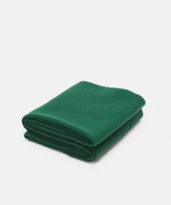 CLOSED UNISEX Foulard Fir Green 8 CLOSED UNISEX Foulard Fir Green -Promos CLOSED Magasin 5b4719478f3c43a1b81a8948e19f69c5