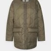 CLOSED Femme QUILTED ROUNDNECK JACKET Veste Mi Saison Dried Basil 2 CLOSED Femme QUILTED ROUNDNECK JACKET Veste Mi Saison Dried Basil -Promos CLOSED Magasin 644d175efcf2448099b3b570b315bc17