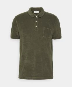 CLOSED Homme SHORT SLEEVE Polo Dried Basil 10 CLOSED Homme SHORT SLEEVE Polo Dried Basil -Promos CLOSED Magasin 6de96efeb91248018171d43f9283f044