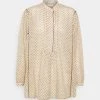 CLOSED INKA Blouse Almond Cream Femme 1 CLOSED INKA Blouse Almond Cream Femme -Promos CLOSED Magasin 74aa5d20f3fd4bd696c97c6d6b00d4f5
