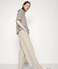 CLOSED DOLA Pantalon Classique Grain Beige Femme 14 CLOSED DOLA Pantalon Classique Grain Beige Femme -Promos CLOSED Magasin 7613fbfbea194a02ba40b532f18829b2