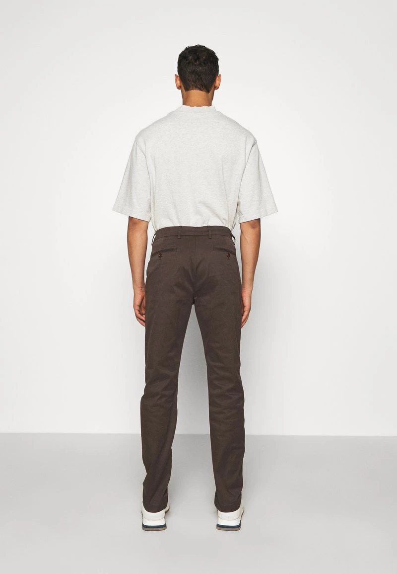 CLOSED ATELIER TAPERED Chino Dark Lava Homme 5 CLOSED ATELIER TAPERED Chino Dark Lava Homme – Image 3