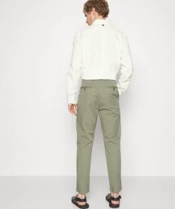 CLOSED ATELIER TAPERED Chino Dried Basil Homme 10 CLOSED ATELIER TAPERED Chino Dried Basil Homme -Promos CLOSED Magasin 87c6c3bf889c4c27b7b0c4275526c3a3