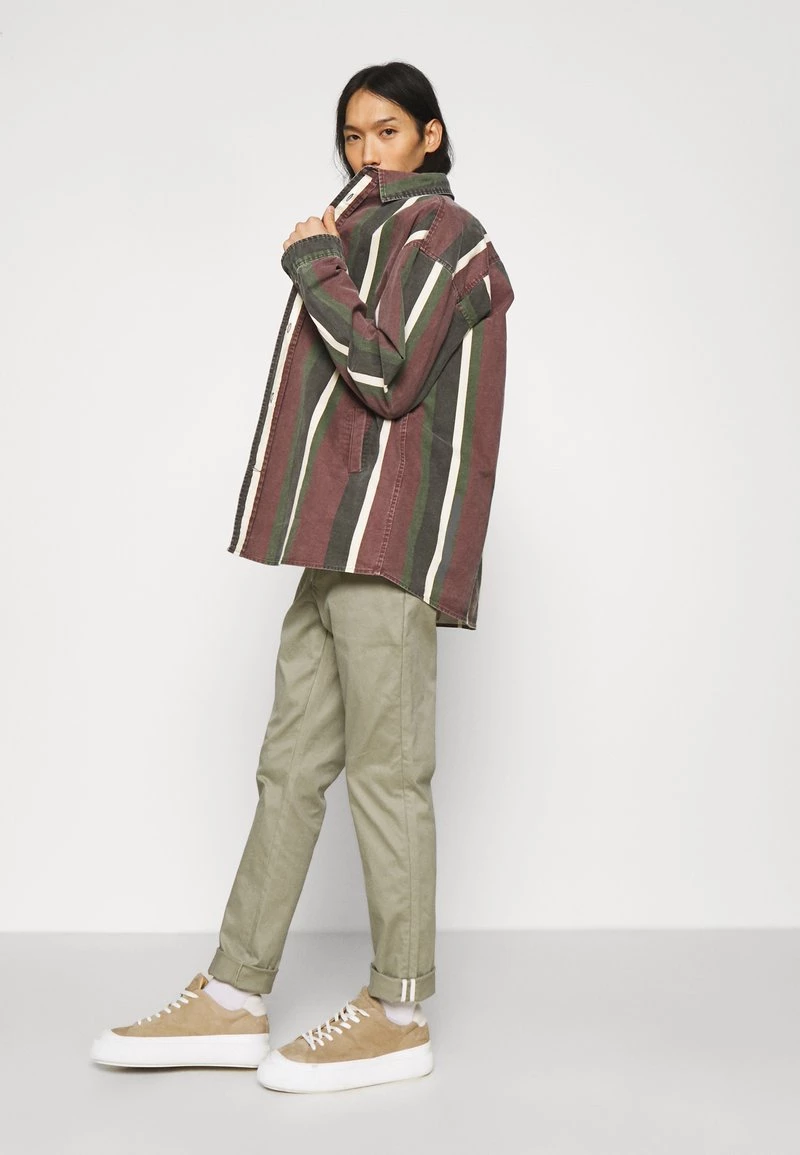 CLOSED ATELIER TAPERED Chino Pale Khaki Homme 6 CLOSED ATELIER TAPERED Chino Pale Khaki Homme – Image 4