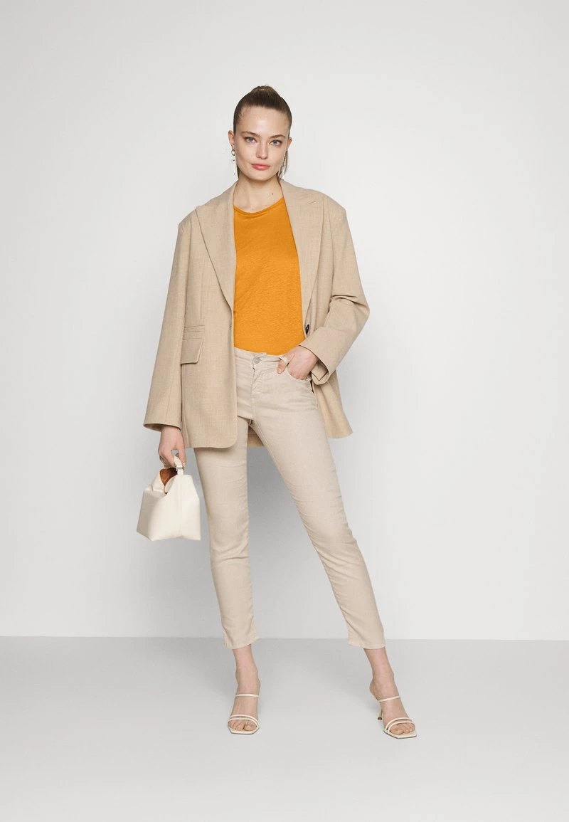 CLOSED SHORTSLEEVED T Shirt Basique Gold Earth Femme 4 CLOSED SHORTSLEEVED T Shirt Basique Gold Earth Femme – Image 2