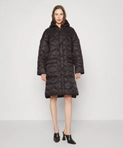 CLOSED Femme QUILTED COAT WITH HOOD Veste D'hiver Black