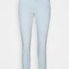 CLOSED Femme BAKER Jean Slim Frosted Mint 1 CLOSED Femme BAKER Jean Slim Frosted Mint -Promos CLOSED Magasin 9695ecd8076f4d02a235cfb1789a2c0e