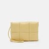 CLOSED MEL CROSSBODY Sac Bandoulière Grain Femme -Promos CLOSED Magasin a05d0d46a980493fa32bbcac66e2b6e1