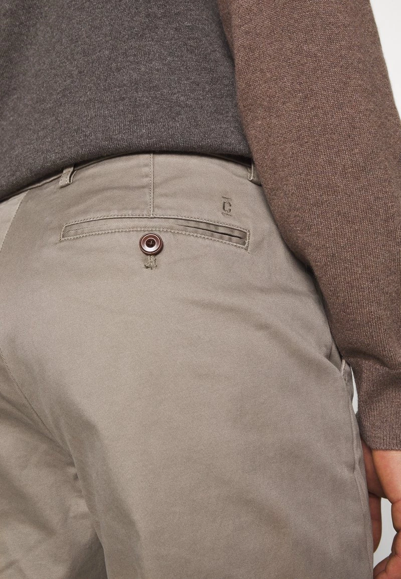 CLOSED ATELIER TAPERED Chino Muddy Beige Homme 9 CLOSED ATELIER TAPERED Chino Muddy Beige Homme – Image 7