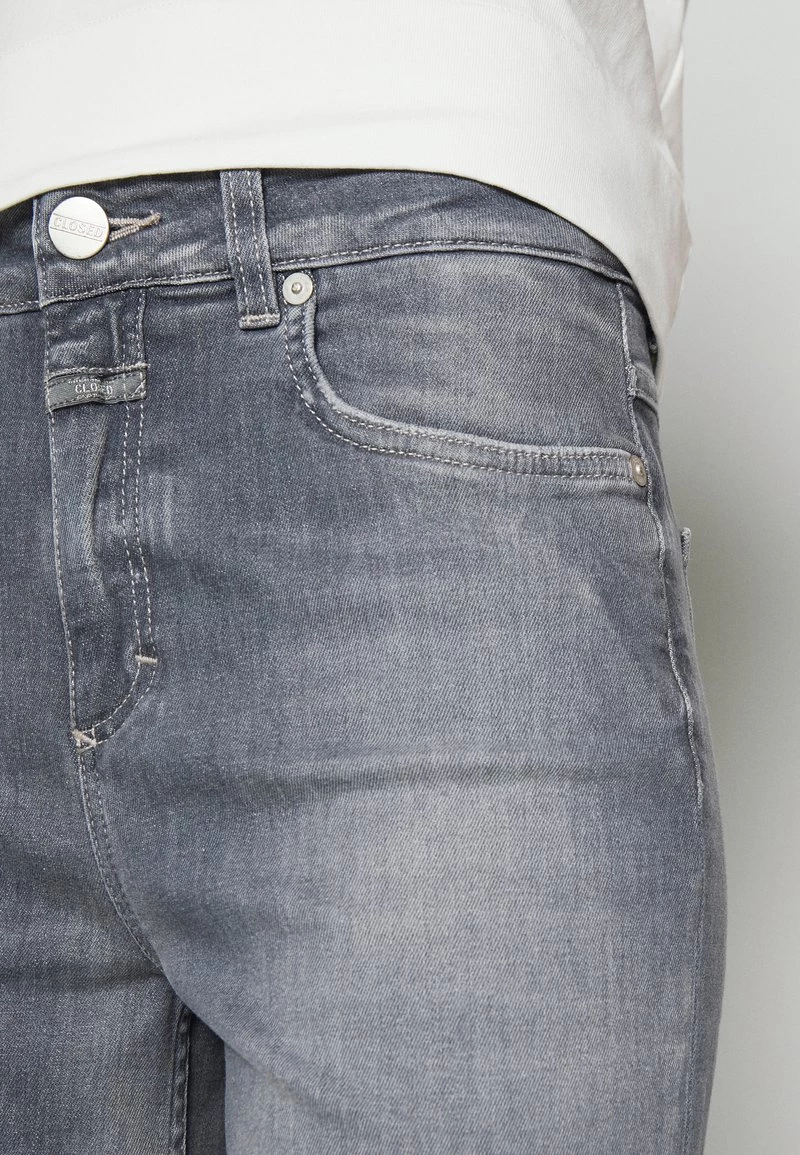 CLOSED GLOW UP Jean Flare Mid Grey Femme 8 CLOSED GLOW UP Jean Flare Mid Grey Femme – Image 6