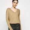 CLOSED Pullover Raffia Femme 1 CLOSED Pullover Raffia Femme -Promos CLOSED Magasin afcb64ce0ace429babcc034b4a9e72d6