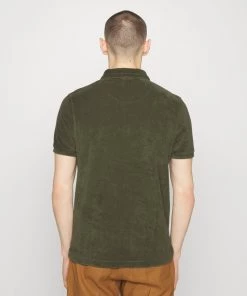 CLOSED Homme SHORT SLEEVE Polo Dried Basil 9 CLOSED Homme SHORT SLEEVE Polo Dried Basil -Promos CLOSED Magasin b02ceae781ac4898a1725cf2c2bd7a20