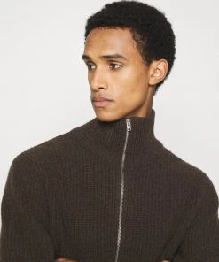 CLOSED HALF ZIP JUMPER Pullover Dark Lava Homme 14 CLOSED HALF ZIP JUMPER Pullover Dark Lava Homme -Promos CLOSED Magasin b48a697824ab4fb5bc6fcb3fb58cb81e