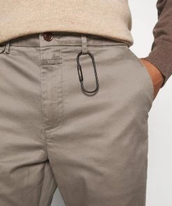 CLOSED ATELIER TAPERED Chino Muddy Beige Homme 13 CLOSED ATELIER TAPERED Chino Muddy Beige Homme -Promos CLOSED Magasin b52c41179f804341bc97b881988838bd