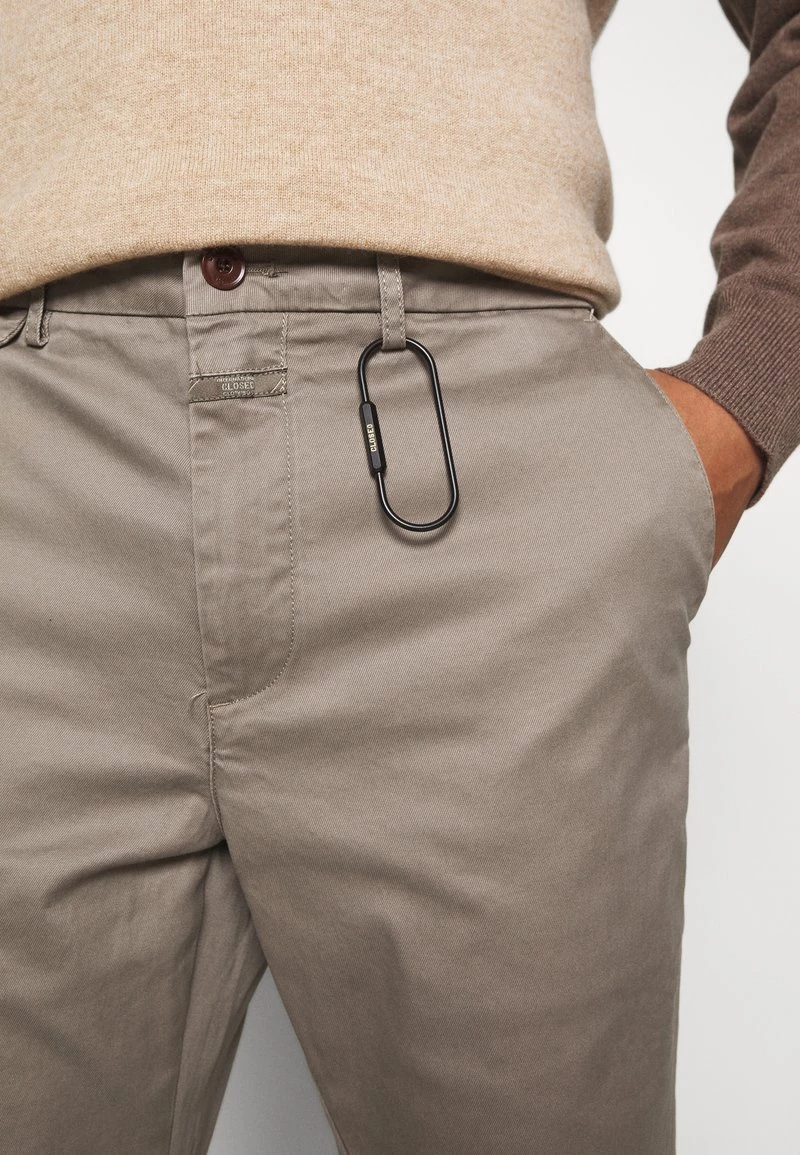 CLOSED ATELIER TAPERED Chino Muddy Beige Homme 7 CLOSED ATELIER TAPERED Chino Muddy Beige Homme – Image 5