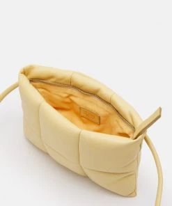 CLOSED MEL CROSSBODY Sac Bandoulière Grain Femme 9 CLOSED MEL CROSSBODY Sac Bandoulière Grain Femme -Promos CLOSED Magasin b7830d02a1314973b11b3f02cd957f59