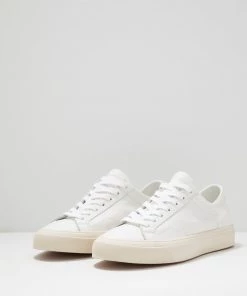 CLOSED Baskets Basses White Homme 10 CLOSED Baskets Basses White Homme -Promos CLOSED Magasin bc51fde6f4634f48a4124561797c613e