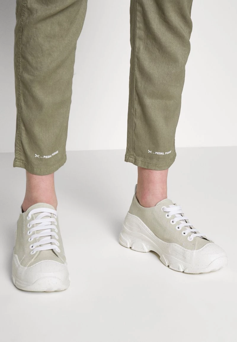 CLOSED PEDAL PUSHER Pantalon Classique Dried Basil Femme 7 CLOSED PEDAL PUSHER Pantalon Classique Dried Basil Femme – Image 5