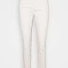 CLOSED BAKER Jean Slim Ivory Femme 1 CLOSED BAKER Jean Slim Ivory Femme -Promos CLOSED Magasin c3faa2d424d842b7a4ea2440cf7f98d4