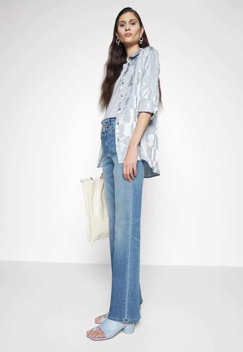 CLOSED Femme LEAF Jean Bootcut Mid Blue 6 CLOSED Femme LEAF Jean Bootcut Mid Blue – Image 4