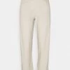 CLOSED LUDWIG Pantalon Classique Shiitake Femme 2 CLOSED LUDWIG Pantalon Classique Shiitake Femme -Promos CLOSED Magasin cf8c3871793441f39cc3bd19624d383a