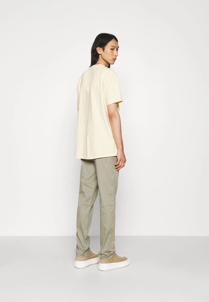 CLOSED ATELIER TAPERED Chino Pale Khaki Homme 5 CLOSED ATELIER TAPERED Chino Pale Khaki Homme – Image 3
